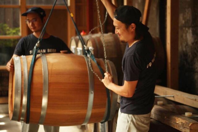 8月がはじまりました！

今月もよろしくお願いします。

熊澤通信では、毎回「日本酒のお話」「ビールのお話」をご紹介しています。

そして、今回、日本酒でもなくビールでもなく、

3年前から樽でじっくりと熟成させている

「ウイスキーのお話」も新たにご紹介します。

#Repost @shonanbeer
・・・
こんにちはブリュワー若田部です！

今回はビールでないお話
熊澤酒造の中庭にて、ひっそりと始まったこの作業。
樽に詰めているものはビールでもなく、日本酒でもなく、、、そう
「ウィスキー」なのです！

タンクにホースを繋いで樽に詰めて熟成庫へ運び、数年の月日をかけて熟成させています。

貯蔵庫では滑車を使い、人の力で持ち上げ並べていきます。
実は３年前からコツコツとやっていました。

熟成に使っているこの樽はすべてビールを寝かせていた特別な樽です。
そろそろ飲めそうな時期が来るとの噂も！

#湘南ビール #熊澤酒造 #湘南唯一の蔵元 #よっぱらいは日本を豊かにする #ブリュワーズノート #湘南スタイル #ウィスキー #ウィスキー好きな人と繋がりたい