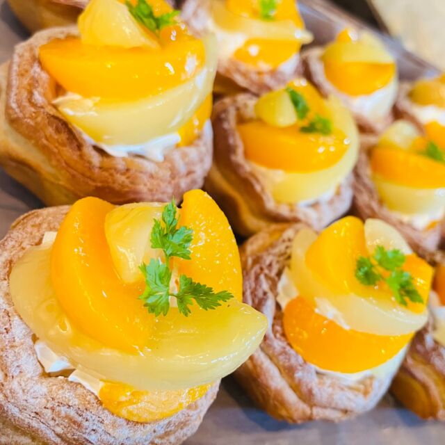 新商品のご紹介🍞🥐🥖

●桃のデニッシュ●
２種類の桃と、白桃クリームを合わせた夏にぴったりなデニッシュです！
冷やして召し上がると爽やかな桃の甘みが広がります♪

#mokichibakerandsweets #mokichI #kumazawabrewing #熊澤酒造 #クラフトビール #craftbeer #shonanbeer #湘南ビール #パン好きな人と繋がりたい #茅ヶ崎グルメ